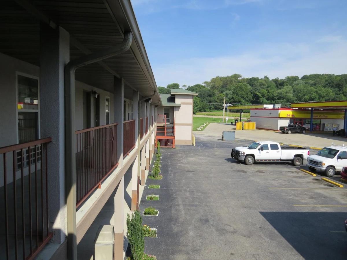 Caseyville First Western Inn المظهر الخارجي الصورة